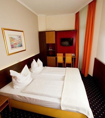 Hotel Tourist Frankfurt am Main Exterior foto