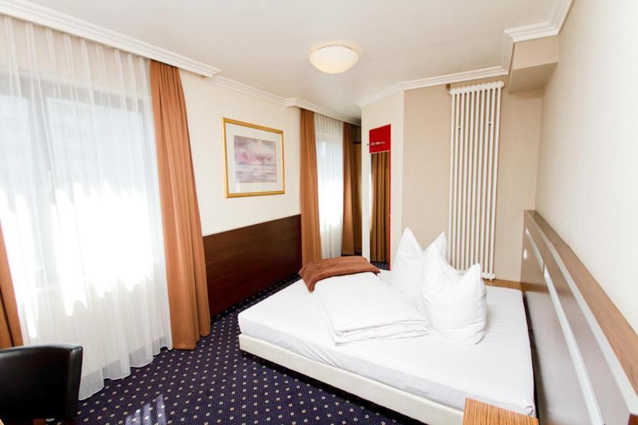 Hotel Tourist Frankfurt am Main Zimmer foto