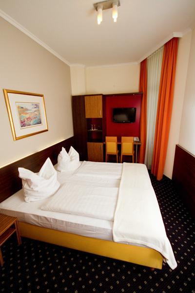 Hotel Tourist Frankfurt am Main Exterior foto